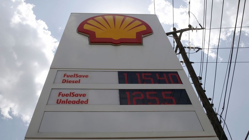 Desetkrát levnější galon benzinu stál zaměstnance čerpací stanice místo
